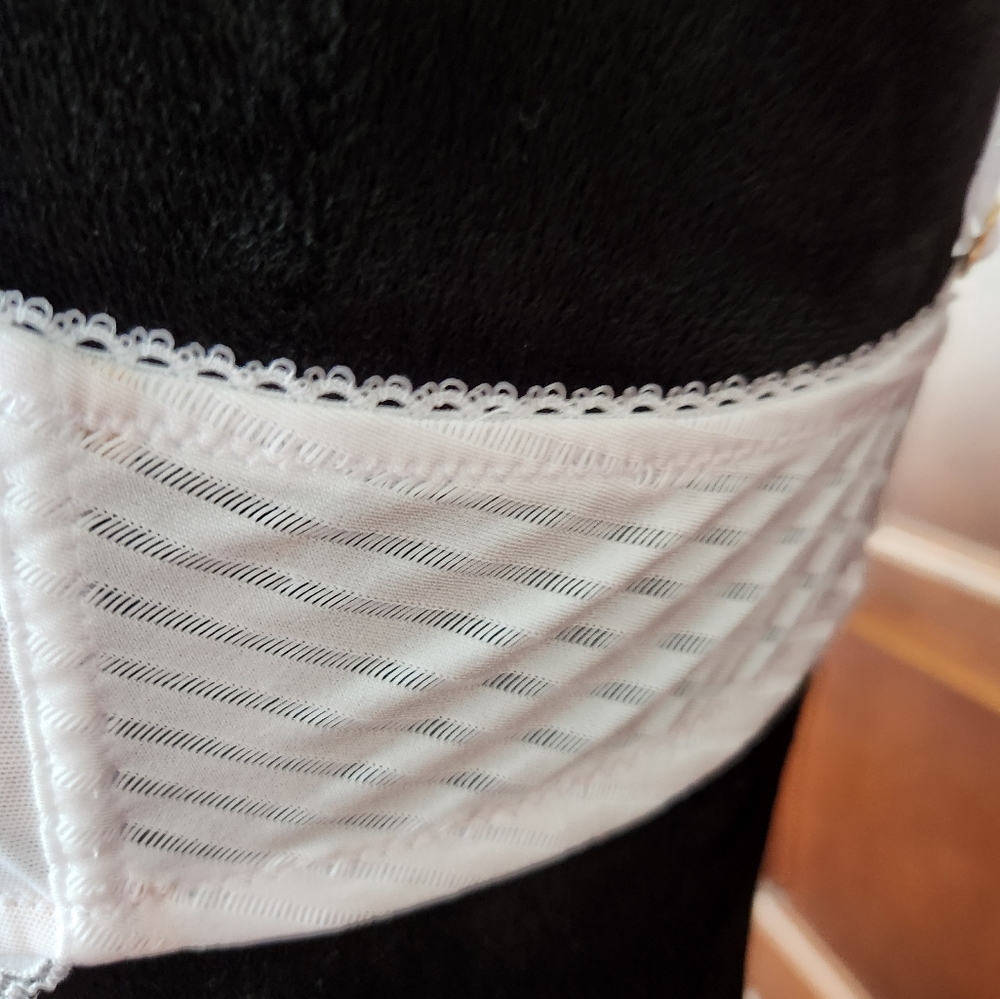 Lacy bra - Picture 3 of 6